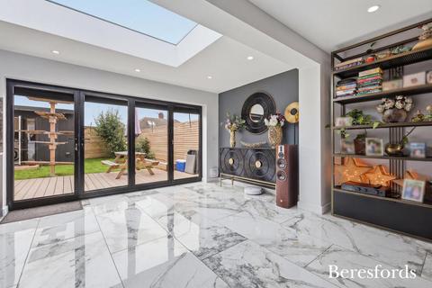 3 bedroom bungalow for sale, Saffron Close, West Horndon, CM13