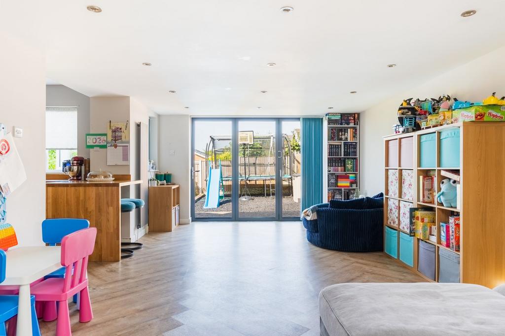 Cromarty Rise, Dronfield S18 - More
