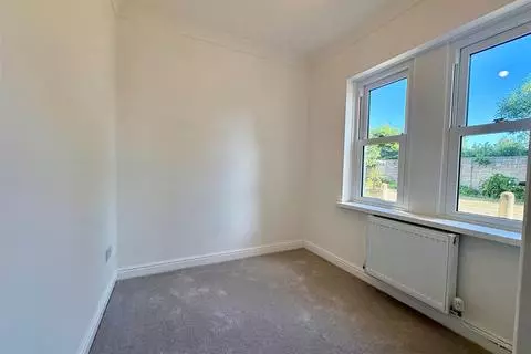 2 bedroom flat to rent - View 3