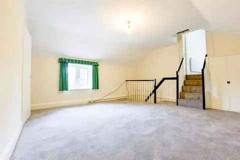 4 bedroom detached house to rent - View 3