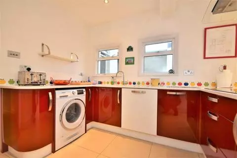 4 bedroom semi-detached house to rent - View 3