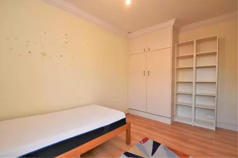 4 bedroom semi-detached house to rent - View 5