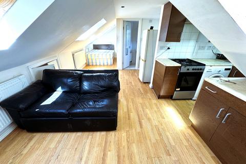 Studio to rent, Northbrook Road, Ilford IG1