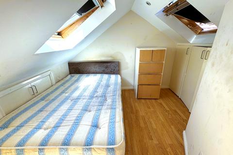 Studio to rent, Northbrook Road, Ilford IG1