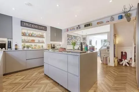 3 bedroom terraced house to rent - View 2