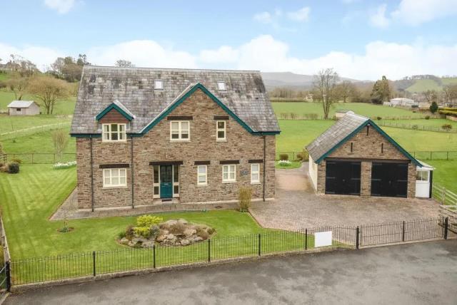 4 bedroom detached house for sale