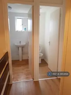 1 bedroom in a flat share to rent - View 5