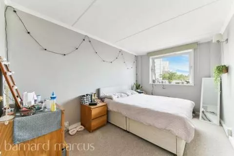 2 bedroom apartment to rent - View 4
