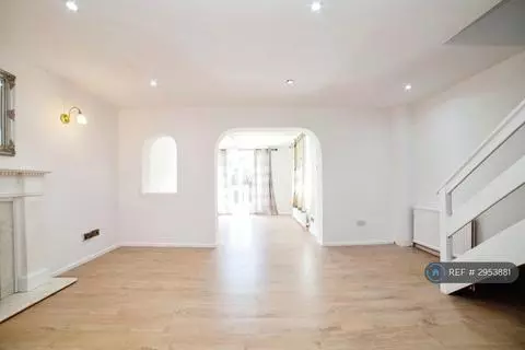 3 bedroom detached house to rent - View 4