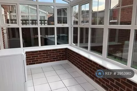 3 bedroom end of terrace house to rent - View 4