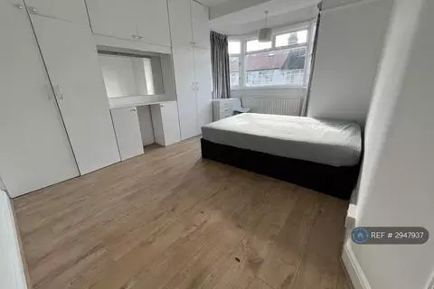 1 bedroom in a house share to rent - View 2