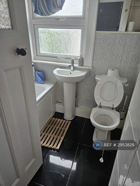 House in London, The Hyde, West Hendon - More