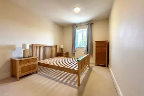 2 bedroom apartment to rent - View 5