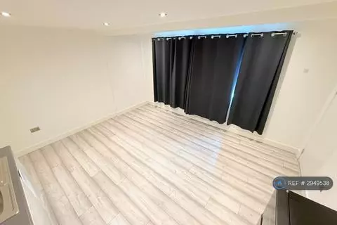 Studio to rent - View 5