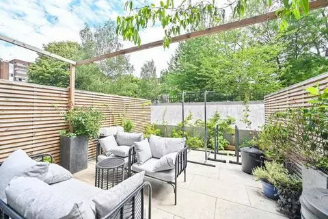 3 bedroom flat for sale - View 2