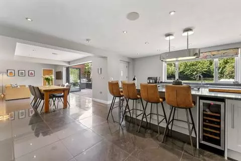 6 bedroom detached house for sale - View 2