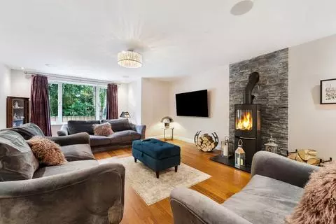 6 bedroom detached house for sale - View 3