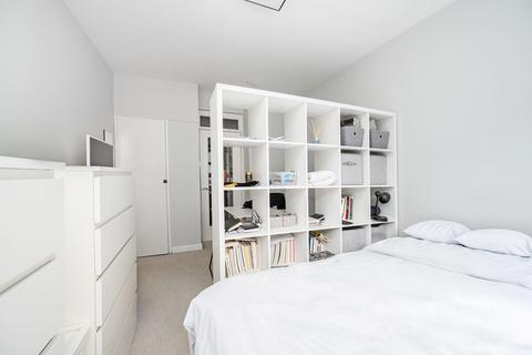 Studio to rent, Charterhouse Square, Clerkenwell, London, EC1M