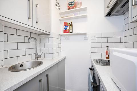 Studio to rent, Charterhouse Square, Clerkenwell, London, EC1M