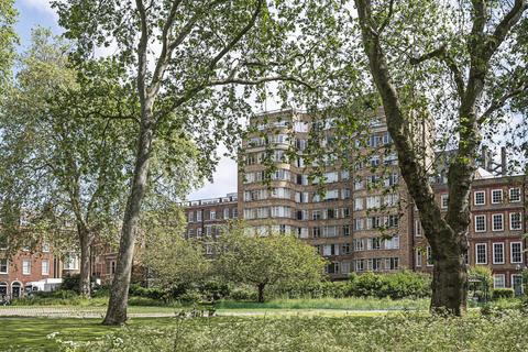 Studio to rent, Charterhouse Square, Clerkenwell, London, EC1M