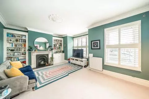 3 bedroom maisonette to rent - View 2