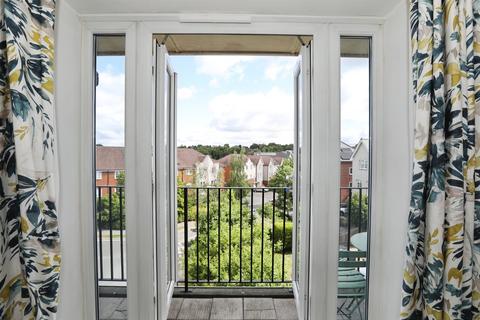 2 bedroom flat for sale, Rawlinson Road, Crawley