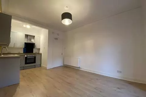 2 bedroom flat to rent - View 4