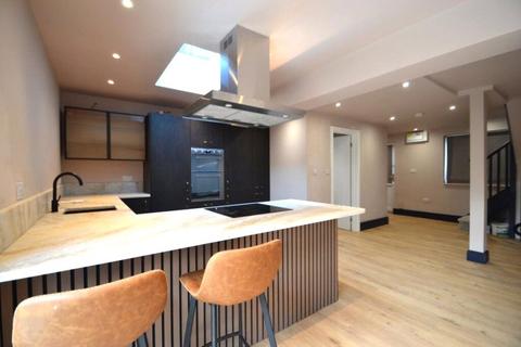 3 bedroom terraced house to rent, Elmshurst Crescent, London, N2