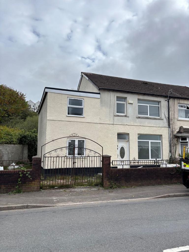 4 bedroom semi-detached house for sale