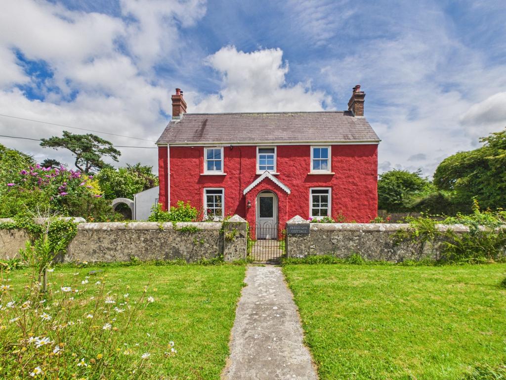 6 bedroom detached house for sale