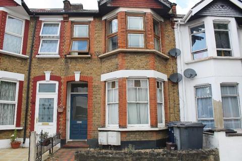 Squires Lane, London, N3