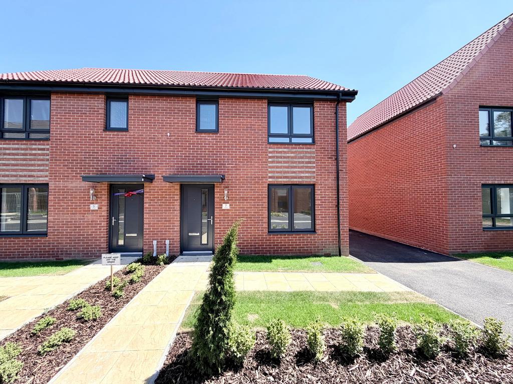 3 bedroom semi-detached house to rent
