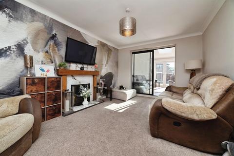 3 bedroom detached house for sale, Maplewood Avenue, HULL