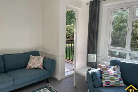 3 bedroom flat for sale - View 2