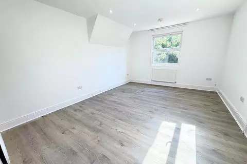 3 bedroom flat for sale - View 2