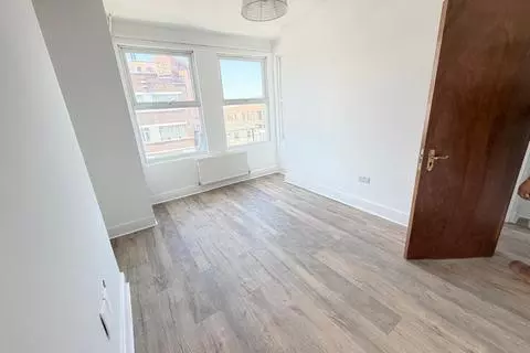 3 bedroom flat for sale - View 5