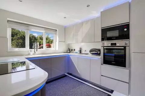4 bedroom detached house for sale - View 3