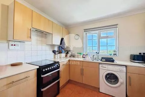 2 bedroom maisonette to rent - View 2