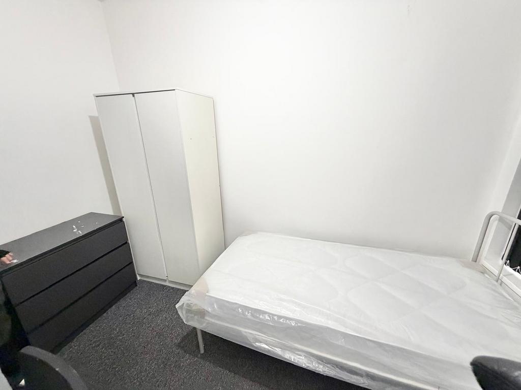 1 bedroom in a house share to rent