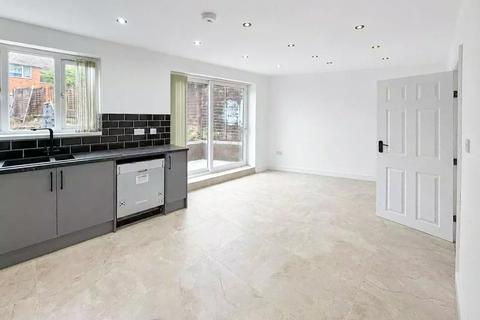 3 bedroom semi-detached house to rent, Birmingham Road, Bromsgrove B61