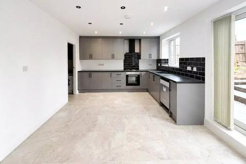 3 bedroom semi-detached house to rent, Birmingham Road, Bromsgrove B61