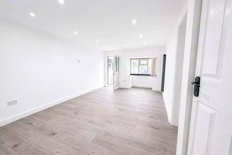 3 bedroom semi-detached house to rent, Birmingham Road, Bromsgrove B61