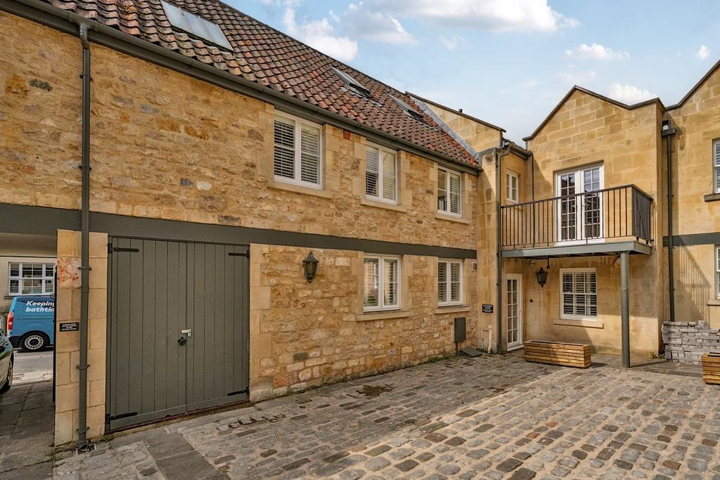 4 bedroom mews to rent