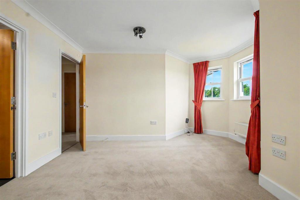 Apartment in Cambridge, Petersfield - View 2