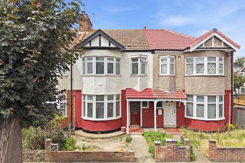 3 bedroom terraced house to rent, Vine Gardens, Ilford IG1