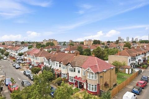 3 bedroom terraced house to rent, Vine Gardens, Ilford IG1