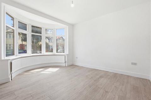 3 bedroom terraced house to rent, Vine Gardens, Ilford IG1