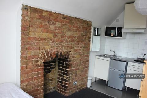 1 bedroom in a house share to rent, Clifton Road, Kingston Upon Thames, KT2