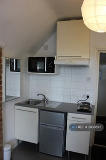 1 bedroom in a house share to rent, Clifton Road, Kingston Upon Thames, KT2