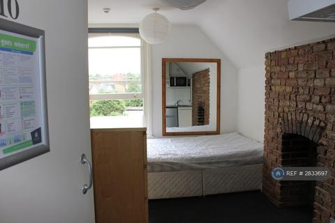 1 bedroom in a house share to rent, Clifton Road, Kingston Upon Thames, KT2